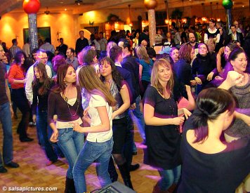 Salsa im kolumbianischen Pavillon am Allersee in Wolfsburg