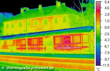 Geb�udethermographie (Bahnhof Memmingen, mit einem Zug davor)