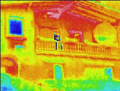 Thermographic picture - infrared photograph: Haus im Sommer (in der Scheibe spiegelt sich der wesentlich k&auml;ltere Himmel, daher wird dort scheinbar eine viel niedrigere Temperatur angezeigt)