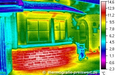 Haus: nicht ausreichend isolierte Warmwasserleitungen in Steinmauer; Geb�udethermographie / W&auml;rmebild / Thermografische Aufnahme